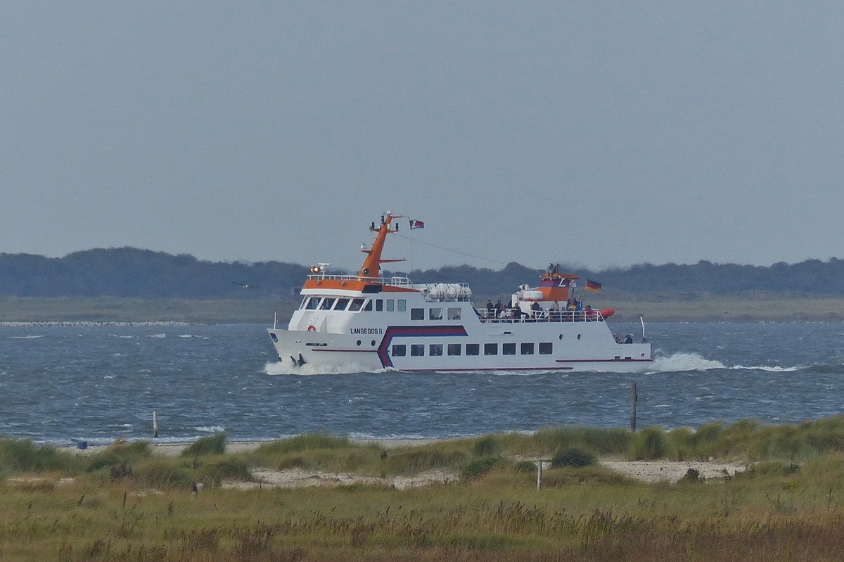 . MS Langeoog II, Schiffstyp: Seebäderschiff, IMO 9032599; gebaut von der Julis Diederich Schiffswerft in Oldersum im Jahr 1991; Bau Nr. 164;  L 33,30 m; B 29,65 m; Tg max 1,15 m; Angetrieben von 2 Volvo Penta TAMD 162 Dieselmotoren mit 816 Ps;  Geschw: 10 kn,  hat Platz für 260 Passagiere; auf See vor Spiekeroog 09.10.2014.