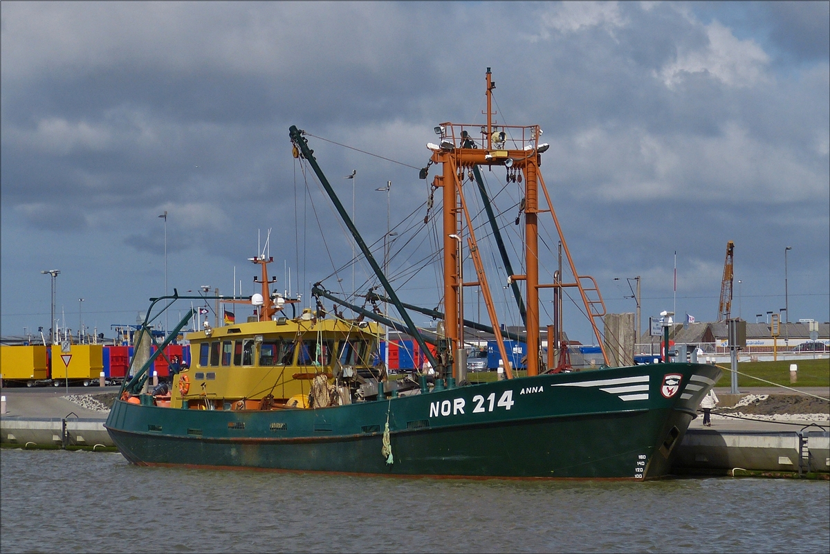 . Muschelkutter NOR 214 ANNA hat im Jachthafen von Norddeich angelegt. Schiffsdaten: Bj 1997; L 35 m; B 9 m; Ladekapazität 120 t; Eigner Muschelfischereibetrieb Wolfgang Christoffers.  30.04.2016