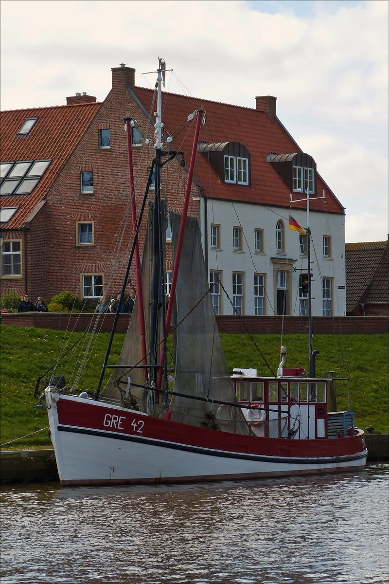 . Museums Krabbenkutter GRE 42 „EMS“ liegt fast immer im Hafen von Greetsiel. Bj 1968; gebaut von der Werft Bültjer in Ditzum. Bis April 2004 war es unter dem Namen Nor 228 „Nordstern“ im Einsatz, danach hat der Verein Interessengemeinschaft zur Förderung Greetsiel und dem Fremdenverkehrsverein gekauft und umgetauft.   01.05.2016