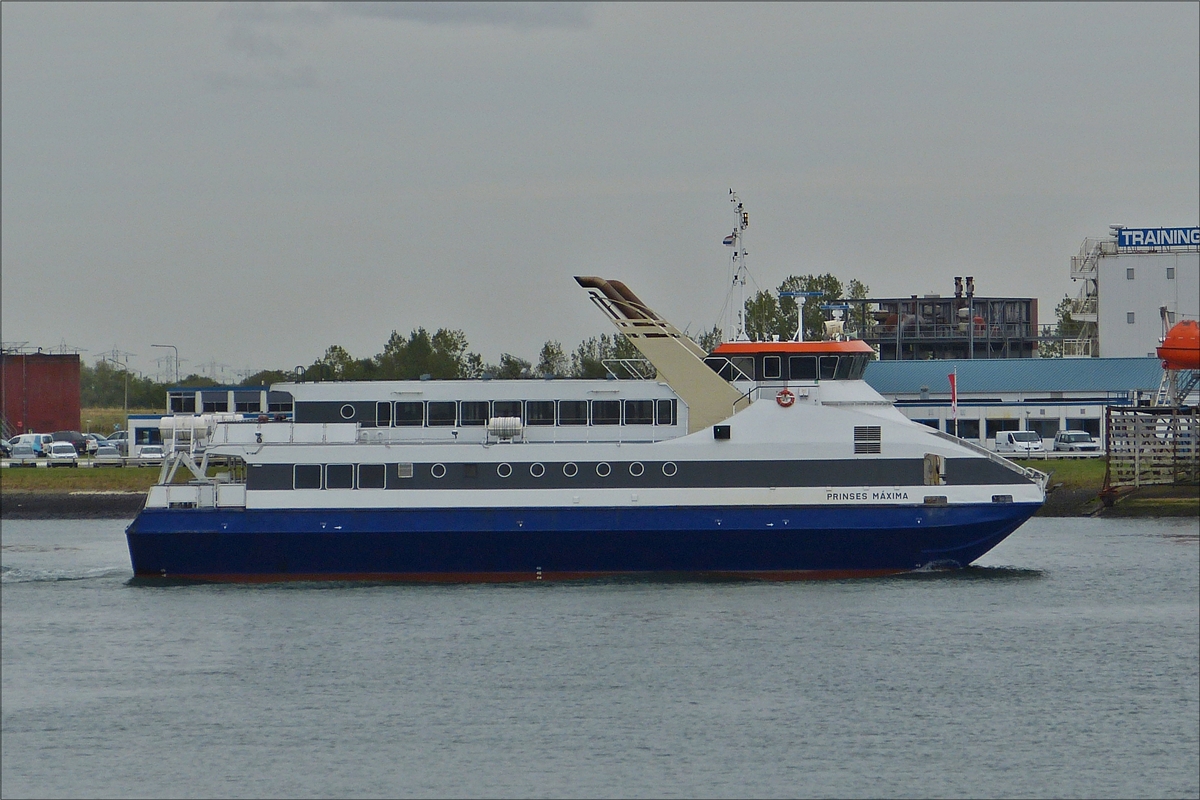 . Personen und Fahrradfähre  Prinses Maxima hat den Anleger in Vlissingen verlassen und fährt in Richtung Breskens.  29.09.2016