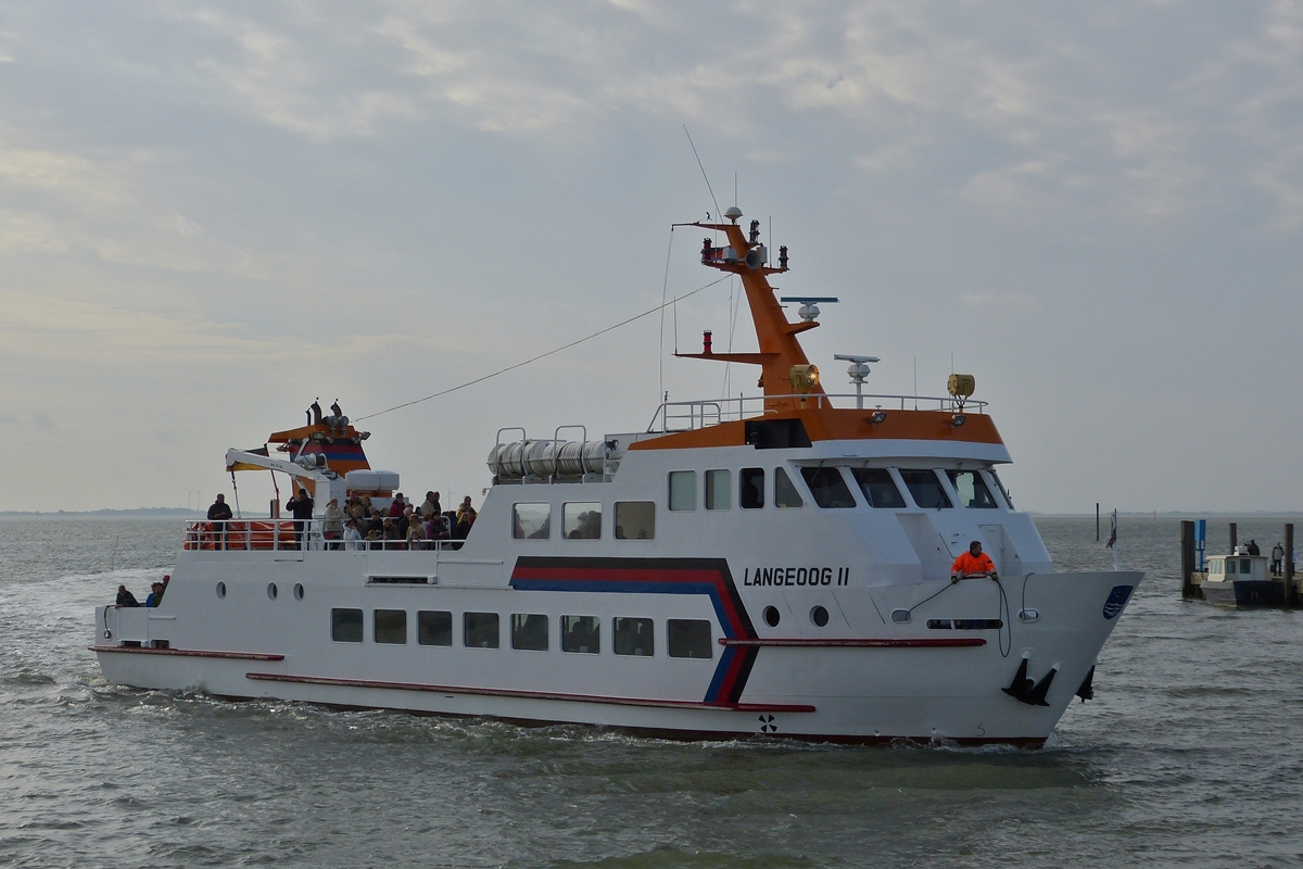 . Personenfhre Langeoog II wird in krze im Hafen von Spiekeroog anlegen; Schiffsdaten: IMO 9032599 ;  Bj 1991 ; L 33,30 m ; B 7,40 m ; Tg 1,15 m ; Maschinenleistung 600kW (816 PS) ; max 10kn (19 km/h) schnell ; kann 260 Passagiere aufnehmen, Eigner ist die Schifffahrt der Inselgemeinde Langeoog ; Typ : Seebderschiff, gebaut von der Julius Diederich Schiffswerft in Oldersum;  Baunr. 164. Aufgenommen am 09.10.2014