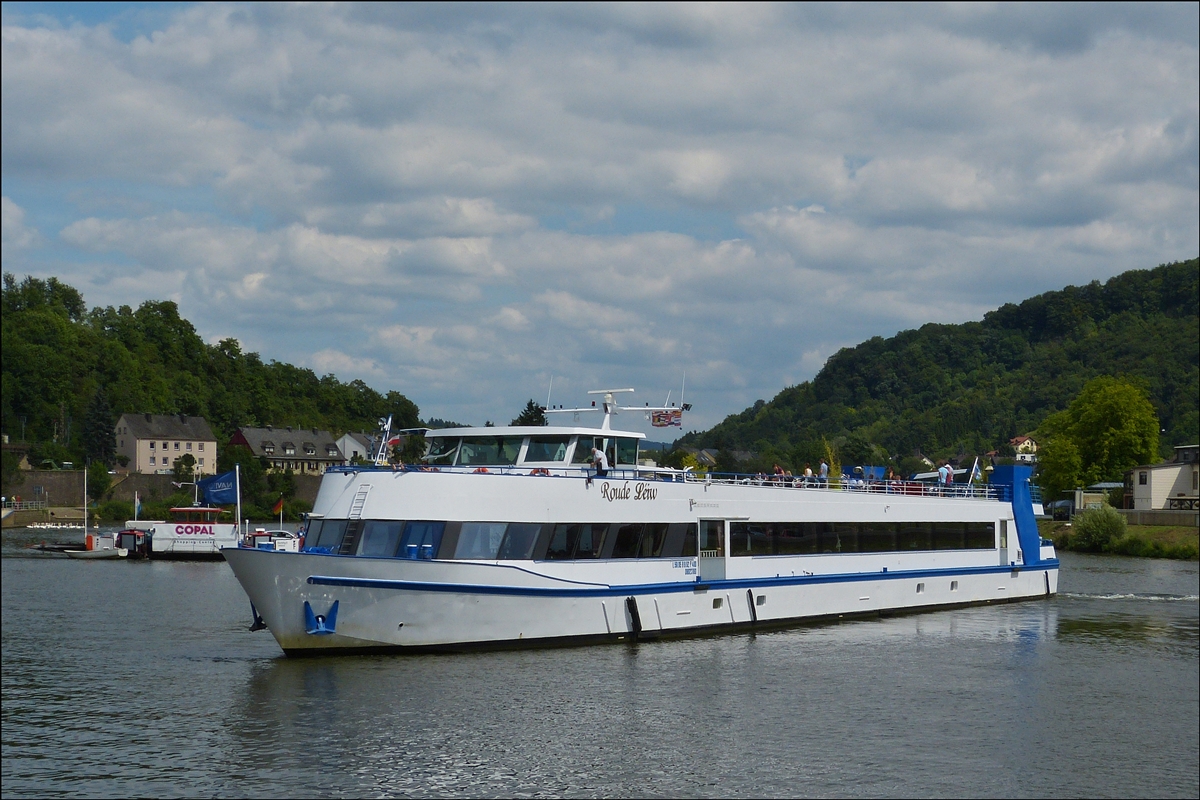 . Personenschiff  “Rode Léiw” ; ENI 08023160 ; L 60 m ; B 9,60 m ; Kapzität bis 400 Pers., Volvo Motor mit 544 Kw ; während dem Wendemanöver bei Wasserbillig, von hier geht es zurück nach Remich. 15.07.2014