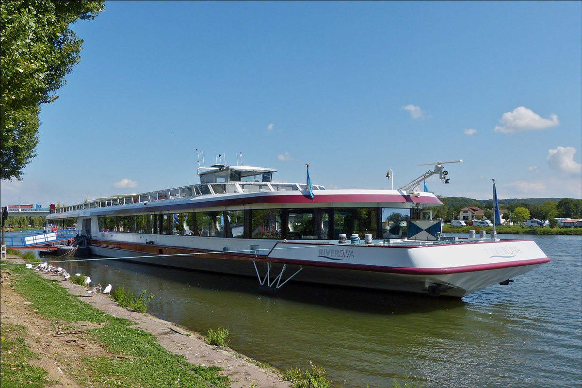 . River Diva, L 8 m, B 11,40 m, hat Platz für 600 Gäste, Flagge Luxemburg, liegt hier in Remich am Kai, es gehört zur Flotte der Navitours aus Luxemburg.  02.09.2014