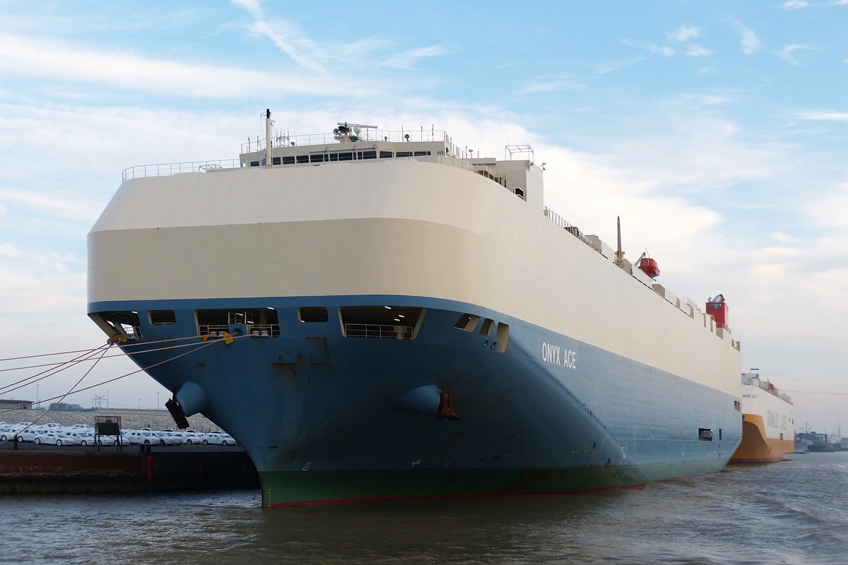 . RoRo Fhre  ONYX ACE,Bj 2012, MMSI 636016096, L 200 m, B 31 m, Flagge Liberia, liegt am Kai im Auenhafen von Emden.  08.10.2014