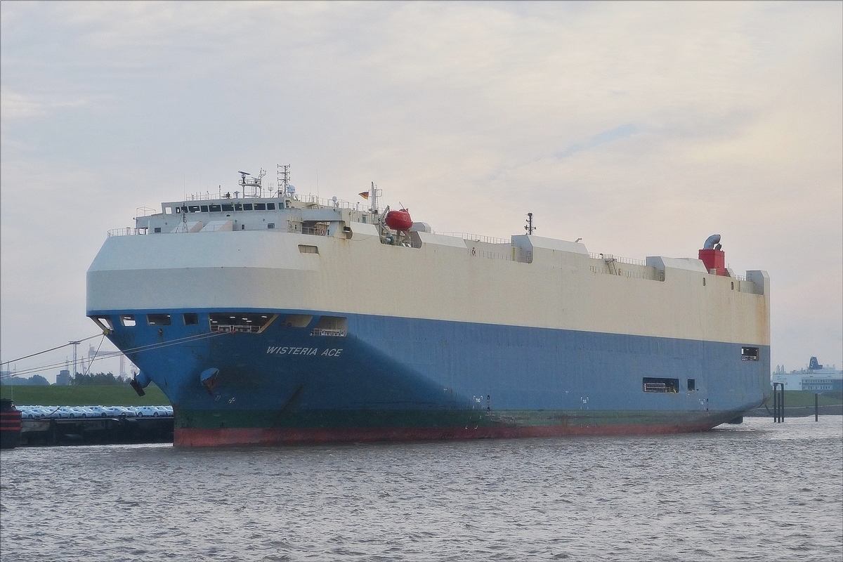 . RoRo Frachter Wisteria ACE; Bj 2007; MMSI 636016420; L 200 m; B 32 m; Tg max 10 m;  Geschw. 19 kn. Wird am 08.10.2014 in Emden beladen.