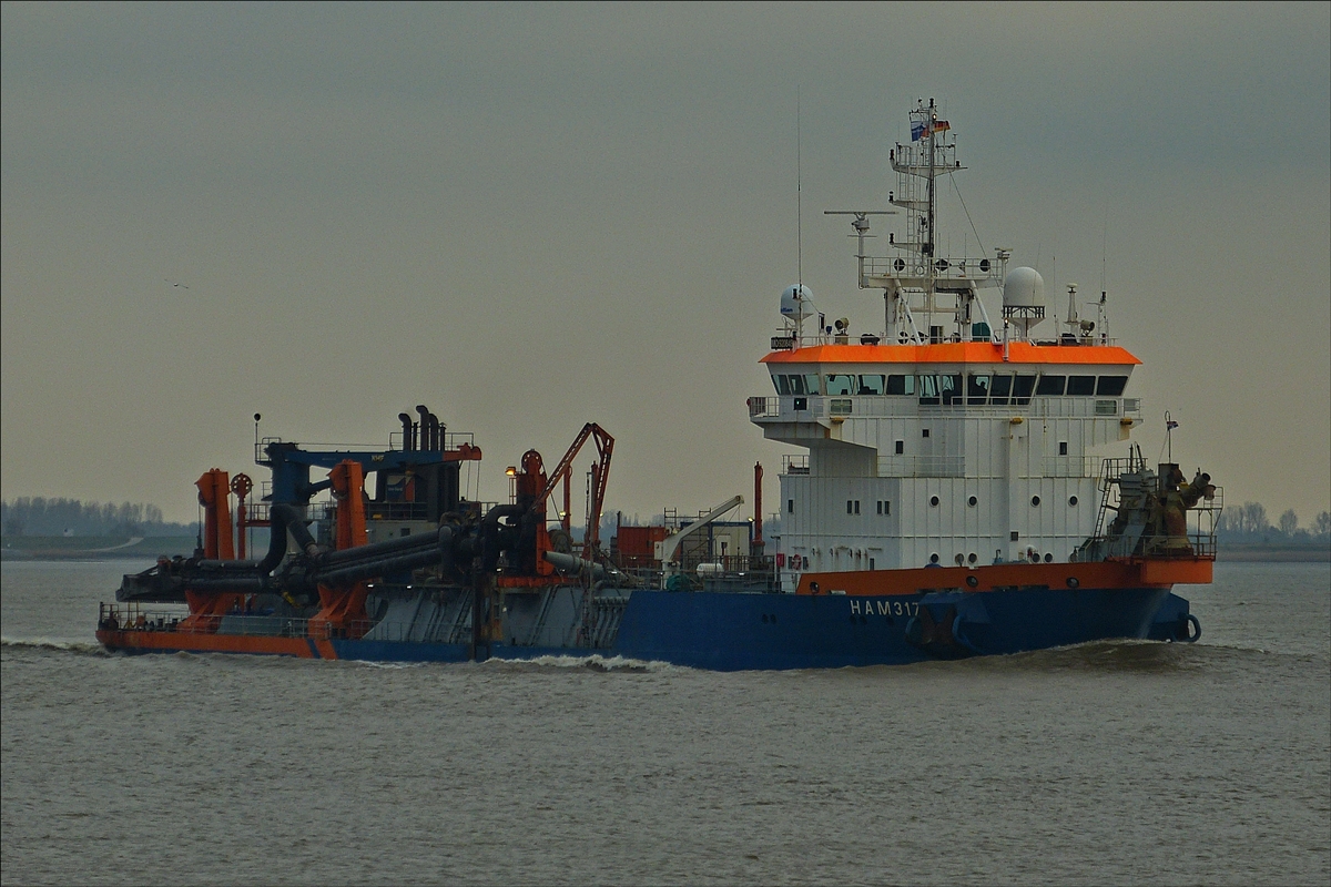 . Saugbaggerschiff „HAM 317“ IMO 92008497, fährt auf der Weser nahe Bremerhaven in der Fahrrinne auf und ab.  11.04.2018  (Hans)