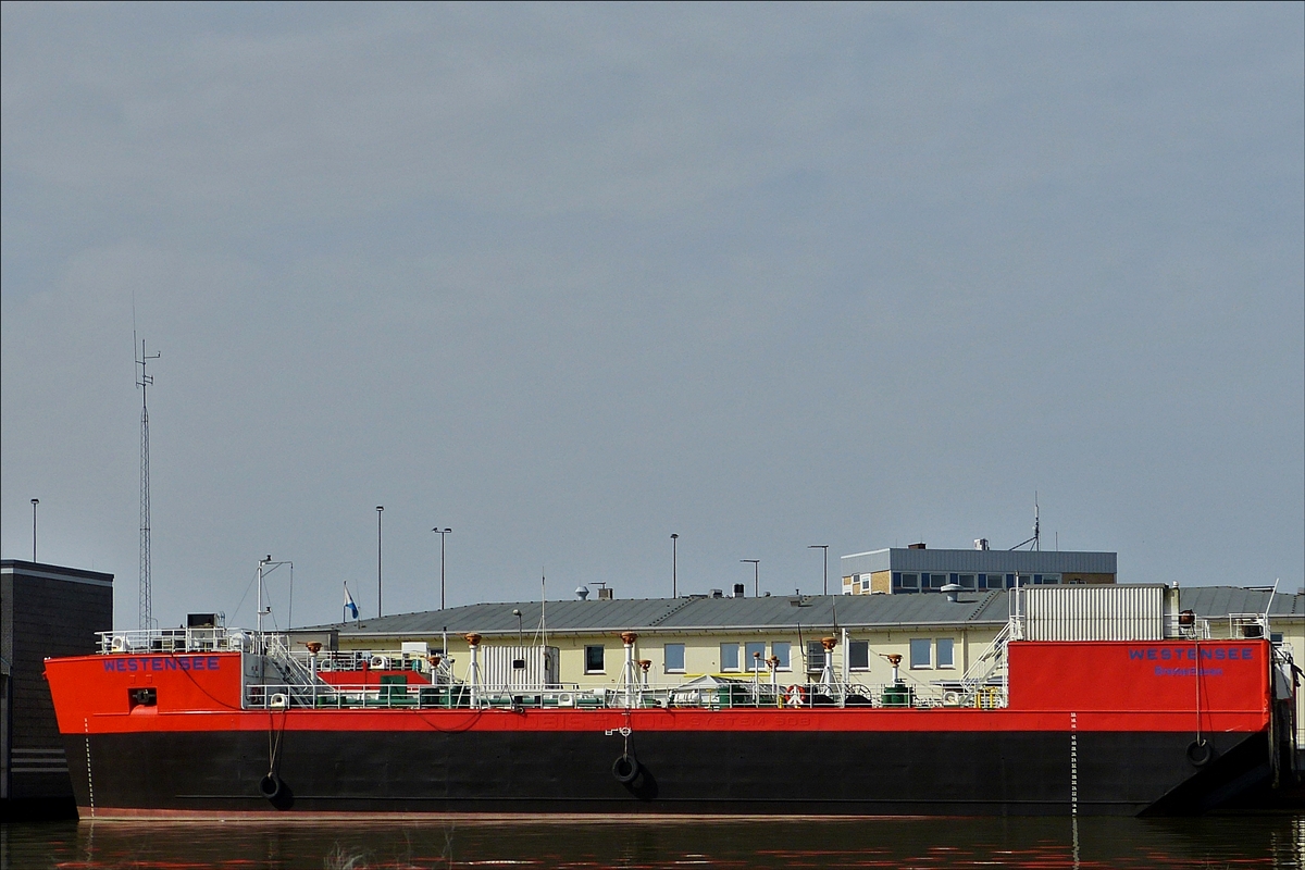 . Schadstoffbekämpfungschiff „Westensee“ liegt im Hafen von Bremerhaven vor Anker. IMO 8417273; Bj. 1984; L 49 m; B 27 M; Flagge Deutschland. 08.04.2018   (Hans)
