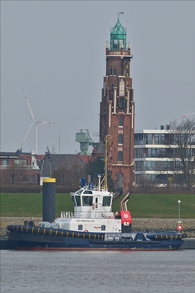 . Schlepper „VB RESOLUT“, IMO 9684768, Bj 2014; liegt an Liegeplatz für Schlepper nahe Bremerhaven. Im Hintergrund der Der Simon-Loschen-Leuchtturm von Bremerhaven. 09.04.2018  (Hans)