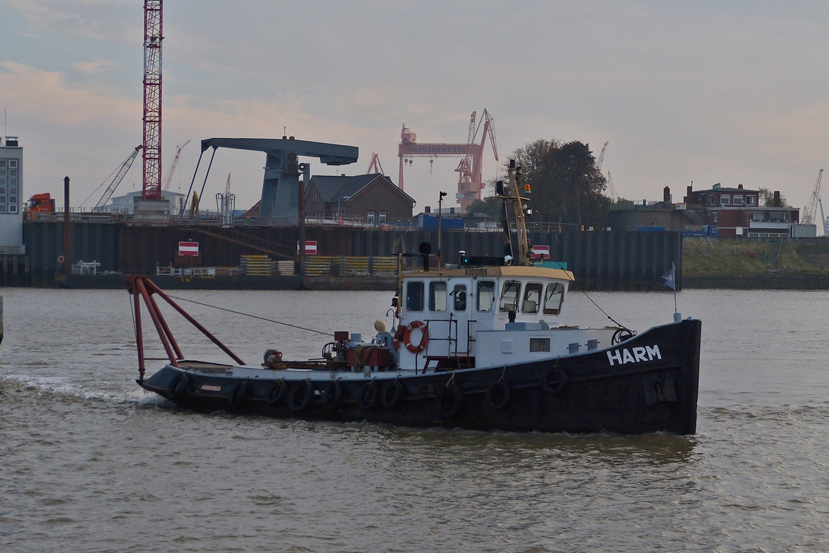 . Schlepper HARM, ENI-Nr. 03010809; MMSI: 244690176; Flagge Niederlande, dreht seine Runden im Außenhafen von Emdem und schleppt etwas durch das Wasser hinter sich her. 08.10.2014