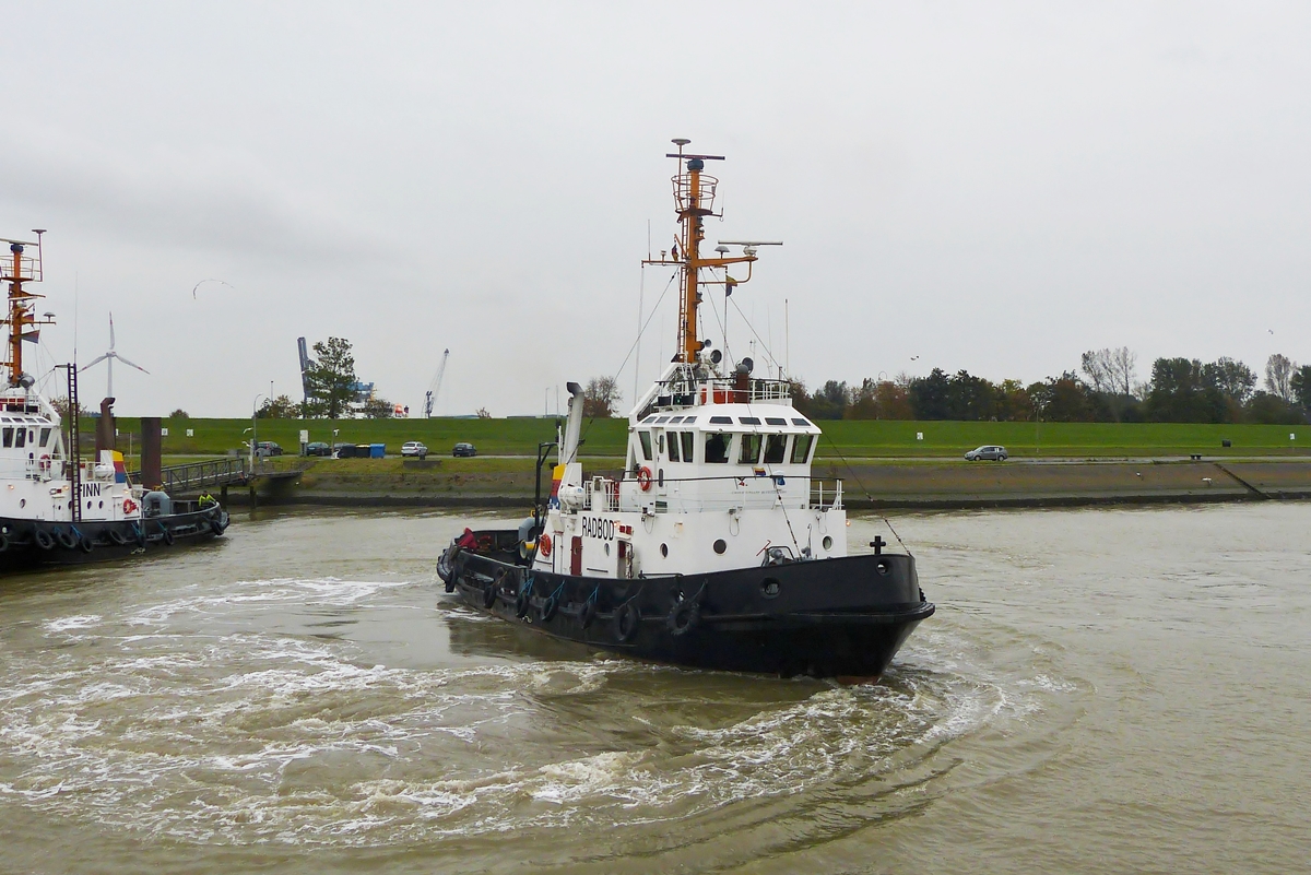 . Schlepper  RADBOD  dreht eine Rund um die eigene Achse im Auenhafen von Emden bevor er an seinen Liegeplatz fhrt;  Bj 1977; IMO-Nr.  7619288; Bauwerft Neue Jadewerft;  L  28,60 m; B 8,40 m; Tg 4,8 m; Heimathafen Emden; Flagge Deutschland.  Emden am 08.10.2014