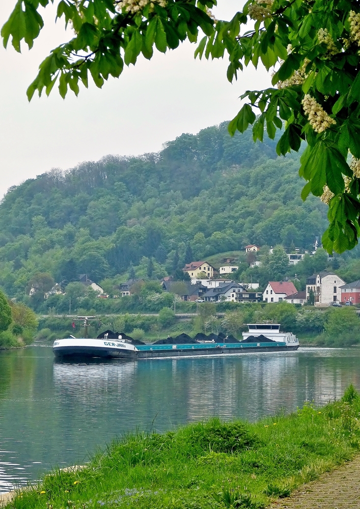 . Schubverband GER-Jan mit Frachtleichter GER-JAN II unterwegs auf der Mosel nahe Oberbillig am 26.04.2014;  Schiffsdaten : Bj 2009, ENI Nr 02331871, T 2518 ;  L 95,50 m ;  B 11,45 m ; Bauwerft Astrachan Plant i  Russland, umgebaut in  De Groot Scheepstechniek in Moerdijk (NL), Flagge Niederlande, Eigner Vof Ger-Jan aus Dordrecht NL.