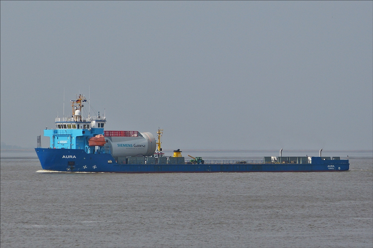 . Schwergutfrachter „AURA “, IMO 9395276; Flagge: Finnland; L102 m; B 18,8 m; beladen mit einem Teil einer Windkraftanlage fährt über die Weser an Bremerhaven vorbei.  09.04.2018  (Hans)