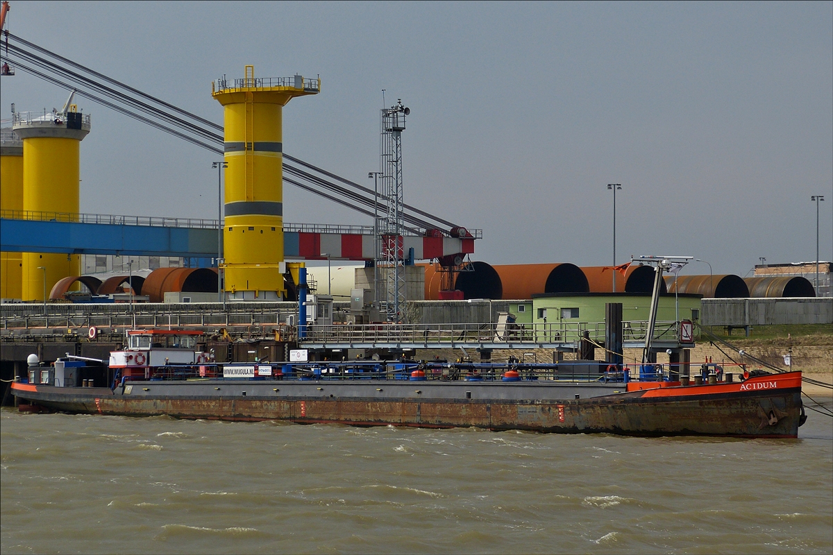 . Tanker „ACIDUM“ENI 05306400; L 67 m; B 8,20 m; hat nahe Nordenham am Kai angelegt.  12.04.2018  (Hans)