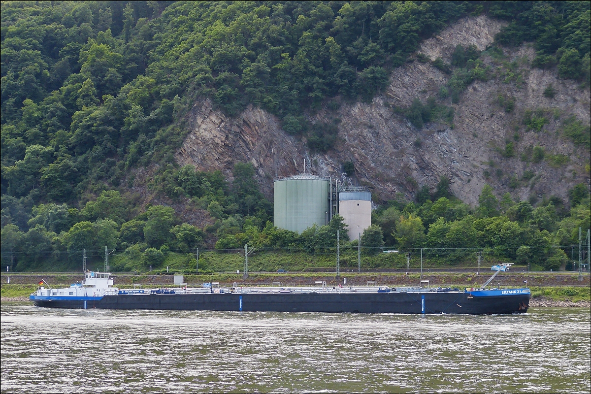 . Tankschiff  EILTANK 21  fhrt nahe Lahnstein Fluabwrts auf dem Rhein an mir vorbei. Schiffsdaten: Euro Nr. 05501630 ; L 105 m ; B 10.50 m ; T 2417 ; gebaut 1984 von der Arminiuswerft GmbH, Bodenwerder.   25.05.2014