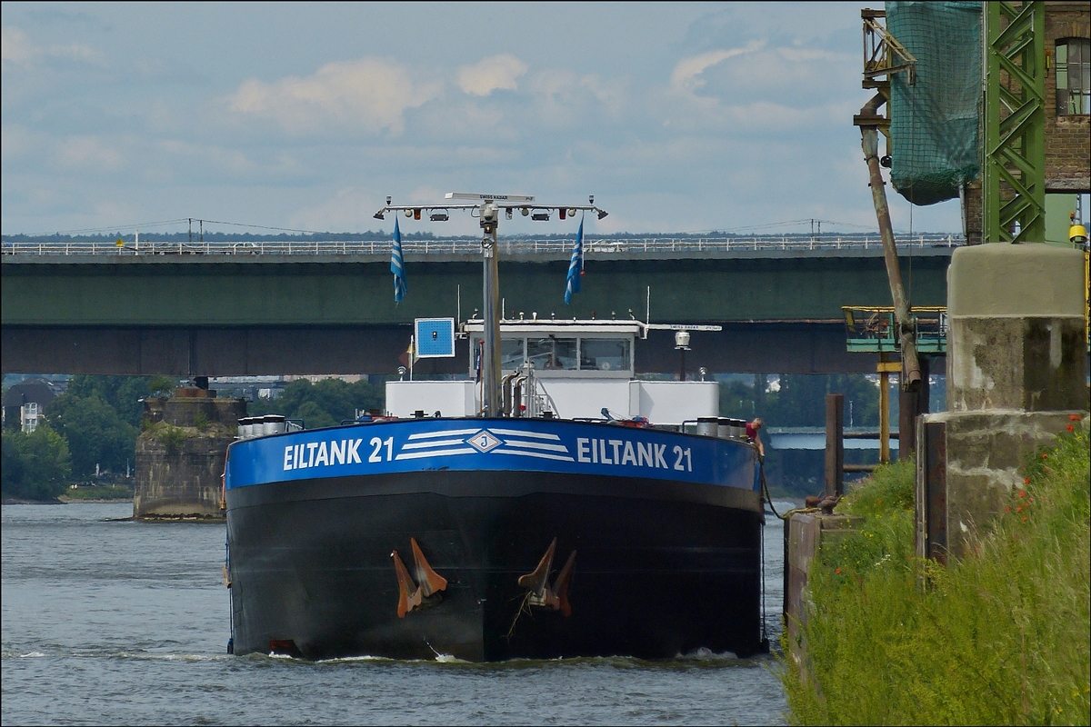 . Tankschiff  EILTANK 21  hat nach dem Wendemanver auf dem Rhein am Kai eines groen Lagers nahe Lahnstein angelegt. 27.05.2014