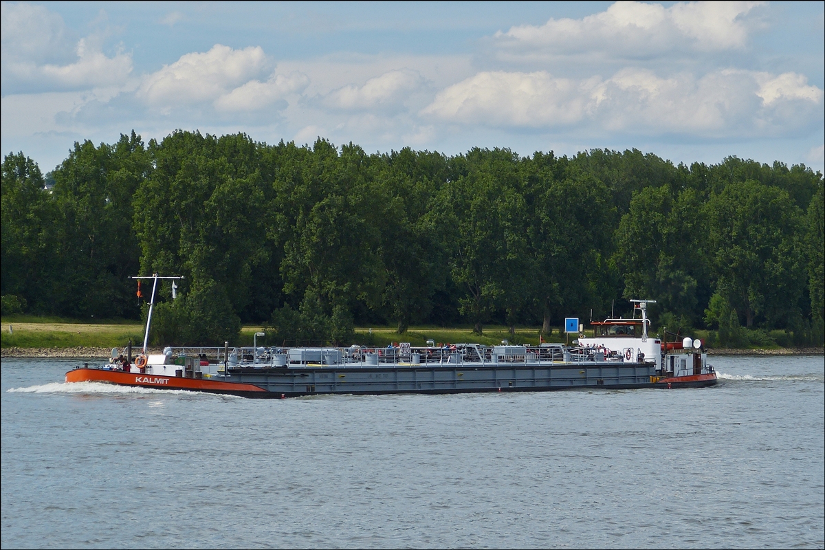 . Tankschiff KALMIT ENI Nr 04501060 ; gebaut 1961 von der Schiffswerft Friedrich Rasche KG in Vlotho-Uffelen ; Eigner Rhein-Fracht GmbH in Mannheim; L 85 m ; B 8,27 m ; T 1131 ; Flagge Deutschland; frhere Namen RW 4 . Domat Bad Ems ; fhrt Flussaufwrts auf dem Rhein nahe Lahnstein an mir vorbei.  25.05.2014