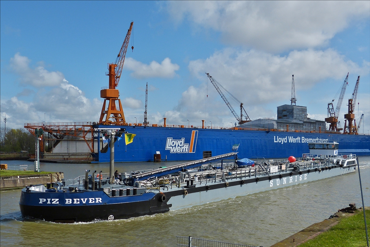 . Tankschiff Piz Brever, wurde 2012 unter der Nr. 136, bei der Groningen Shipyards B.V. in Waterhuizen gebaut, L 86 m; B 9,6 m; Tg max 3,3 m; Maschinenleistung 900 Ps; Ladekapazität ca. 2200 m³sein haupt Einsatzgebiet ist die Unterweser zwischen Bremen und Bremerhaven. Eigner ist die Gausch Tankschifffahrt Reederei aus Greffern. Heimathafen: Greefern, Flagge Deutschland. Aufnahmeort ist kurz vor der geöffneten Nordschleusenbrücke in Bremerhaven.