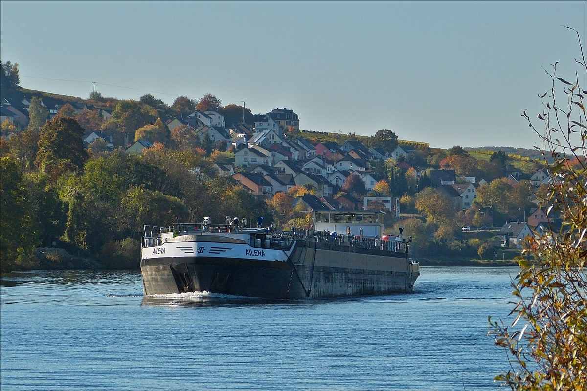 . TMS  Ailena  auf der Mosel nahe Wasserbilligerbrück unterwegs. 31.10.2016.
Schiffsdaten: Euronr. 02326743;L 109,87 m; B 11 m; Tonnage 2657 t; Bj 2004; gebaut von der Scheepswerf Gelria  B:V: in Nijmegen, Flagge Schweiz; Eigner: Navirom aus Basel.
