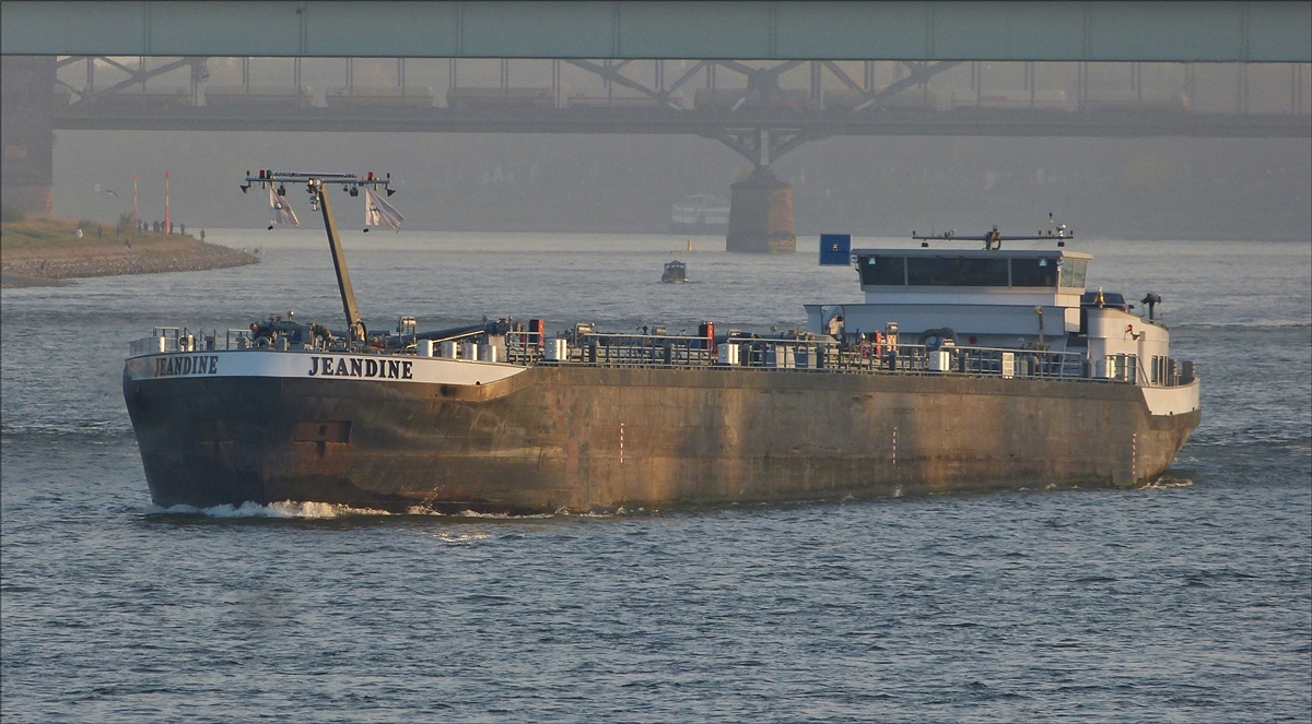 . TMS JEANDINE Eni 04803290; Bj 2004; L 110 m; B 11,40 m; Tg 3 m; Tonnage 2364; unterwegs auf dem Rhein in Köln am 31.10.2015.