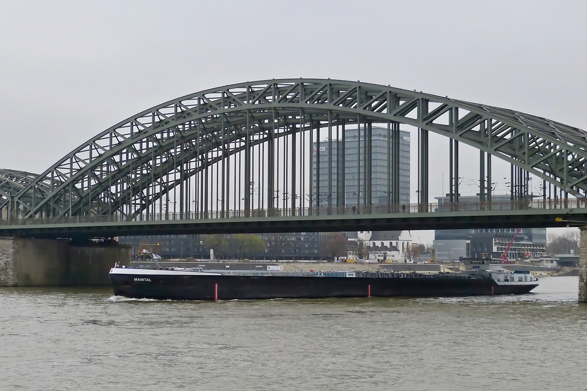 . TMS MAINTAL  Euronr. 04806300;  L 110 m; B 11,45 m; Tiefg. 3,30 m; T 2731;  gebaut 2009 von der Bayrische Schiffswerft GmbH in Erlenbach, Eigner ist die Maintank Schiiffahrtsgesellschaft mbH in Wöhrt, aufgenommen auf dem Rhein in Köln am 20.11.2014.  