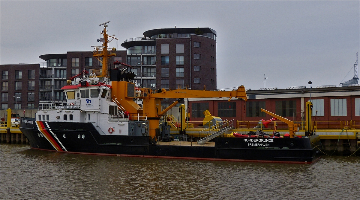 . Tonnenleger „Nordergründe“ IMO 9641778, liegt am 12.04.2018 im Alten Hafen in Bremerhaven am Kai.  (Hans)  