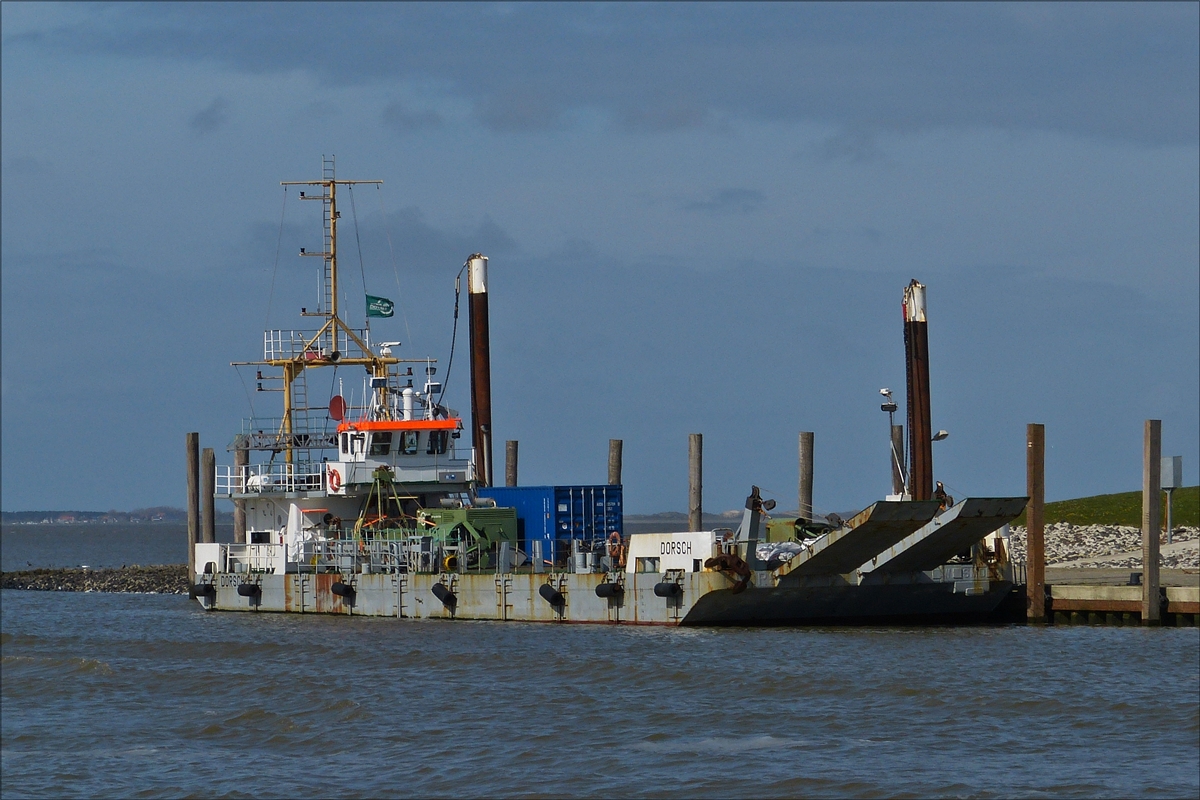 . Transportschiff DORSCH hat am Kai in der Einfahrt des Hafens von Norddeich-Mole angelegt.  30.04.2016