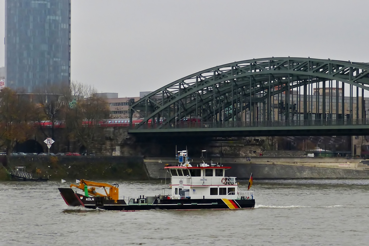 . Verkehrssicherungsschiff  Köln , Bj 1994;  ENI  05037700;  L 25,70 m; B 6,60 m ; Tieg 0,80 m;  T 6,5; gebaut 1994 von der Lux-Werft und Schifffahrt GmbH in Niederkassel;  Eigner ist das Wasser- und Schifffahrtsamt in Köln,  auf dem Rhein unterwegs am 20.11.2014.  