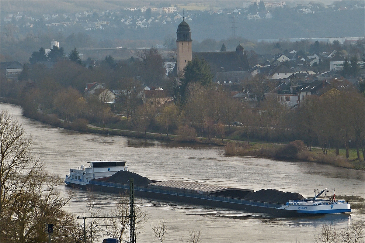 . Während eines Spaziergangs in den Weinbergen gegenüber von Wasserliech konnte ich das Gütermotorschiff Invado, Flussaufwärts fahrend auf der Mosel im Bild festhalten. Schiffsdaten  ENI: 02336158; L 135 m; B 11,45 m; t 3849.  14.01.2015 (Hans) 