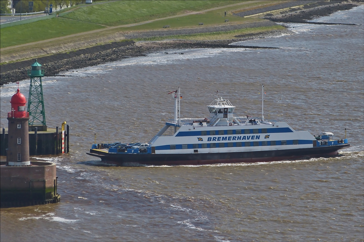 . Weserfähre Bremerhaven, Bj 1999 gebaut von der Deutschen Binnenwerten GmbH in Travemünde, L 59 m; b 13,40 m; Tg 2,90 m; 2 MTU-Dieselmotoren mit je 880 kW bei 1800 U/min; hat Platz für max 300 Personen.  Aufgenommen von der Aussichtplattform vom Atlantic Hotel in Bremerhaven.  03.05.2016