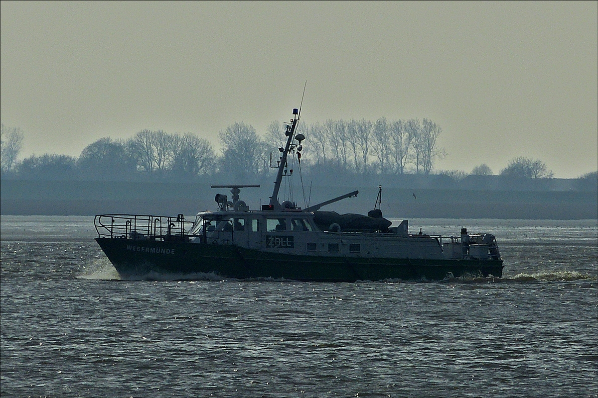 . Zollboot „Wesermünde“ fährt an einem diesigen Abend an Bremerhaven über die Weser.  10.04.2018 (Hans)