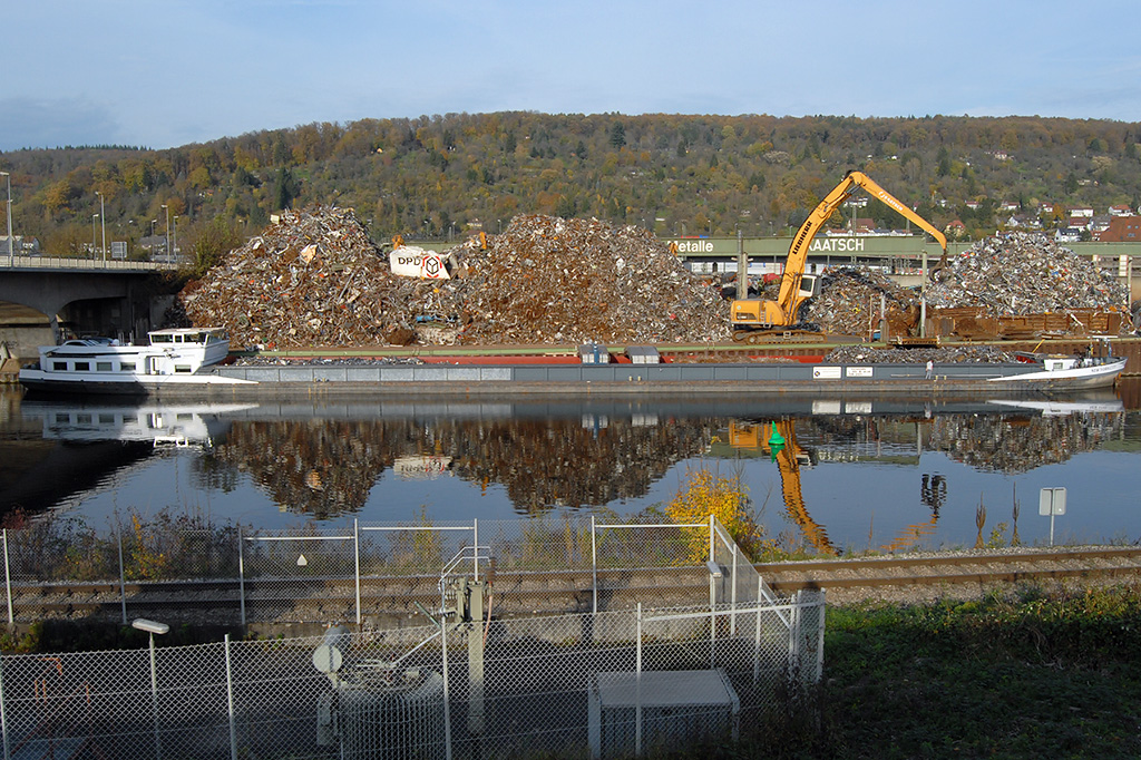 04.11.2017 Die NEW YORK CITY (02322286) wird in Plochingen mit Metallschrott beladen