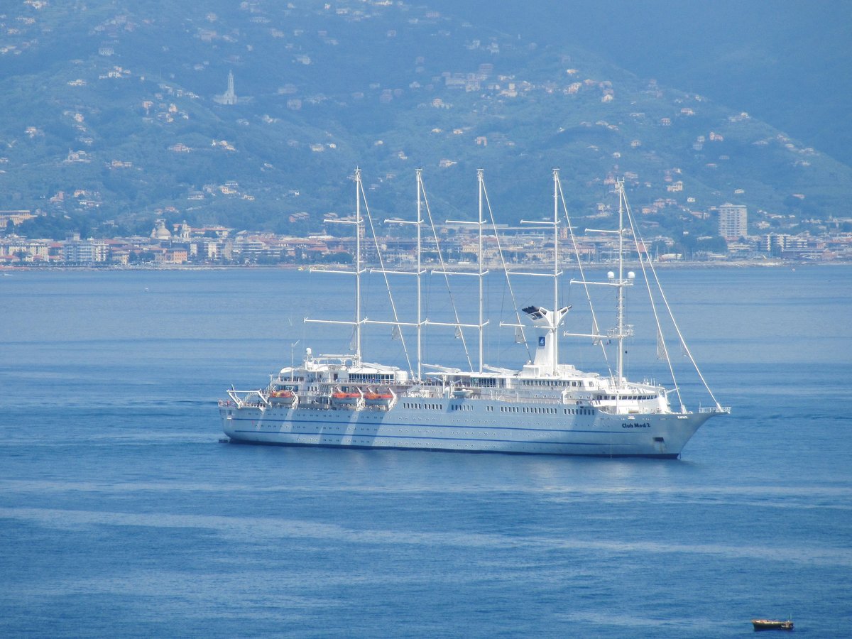 05.06.2016 15:11 Das größte Motorsegelschiff der Welt die Club Med 2 von der Reederei Windstar Cruises ankert vor der Bucht von Portofino.