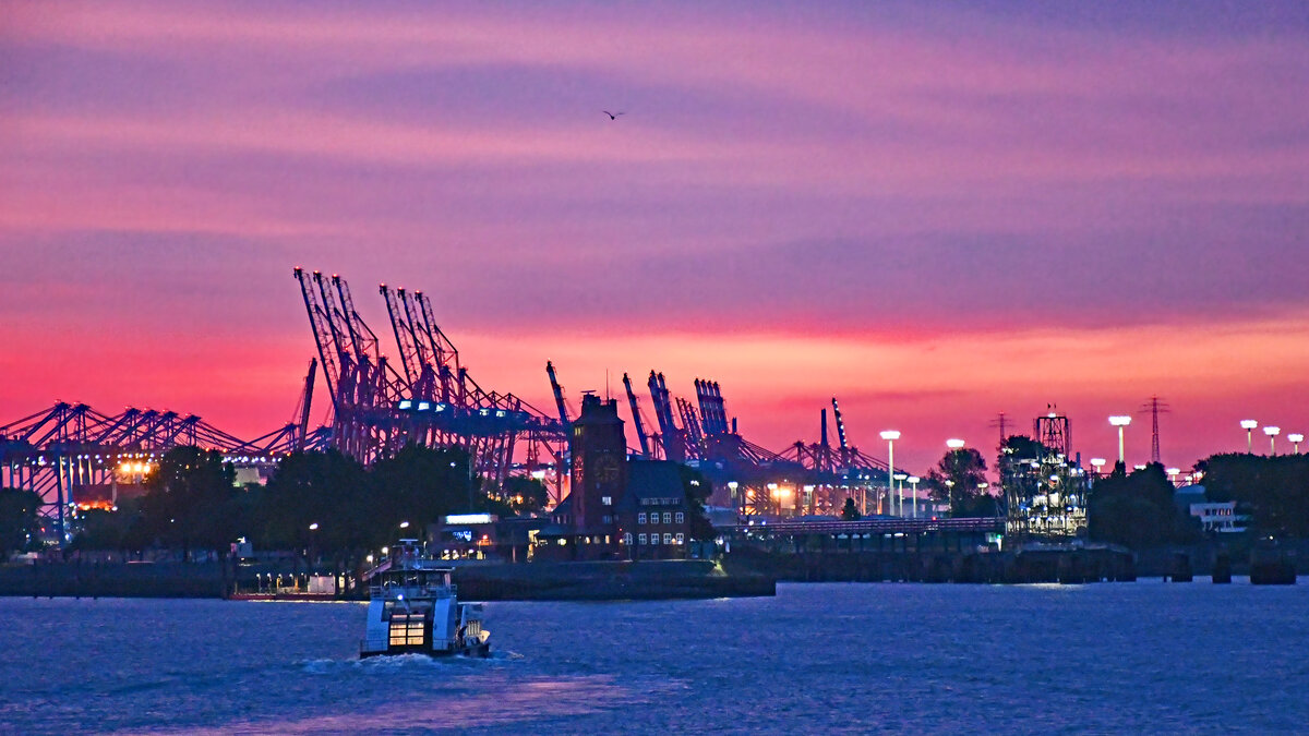 06.15 Uhr, kurz vor Sonnenaufgang am 07.09.2022 im Hafen von Hamburg. Eine Fähre unweit Lotsenhaus Seemannshöft 