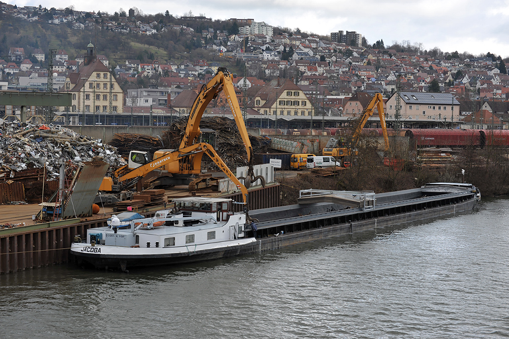 07.03.2017 Die  Jakoba  (02312674) wird mit Metallschrott bei der Firma Kaatsch in Plochingen beladen