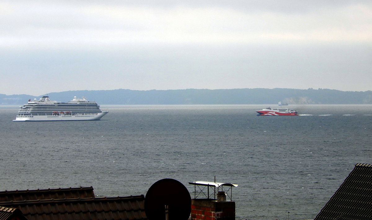 08.10.2020 vor Sassnitz. SKANE JET und VIKING SUN