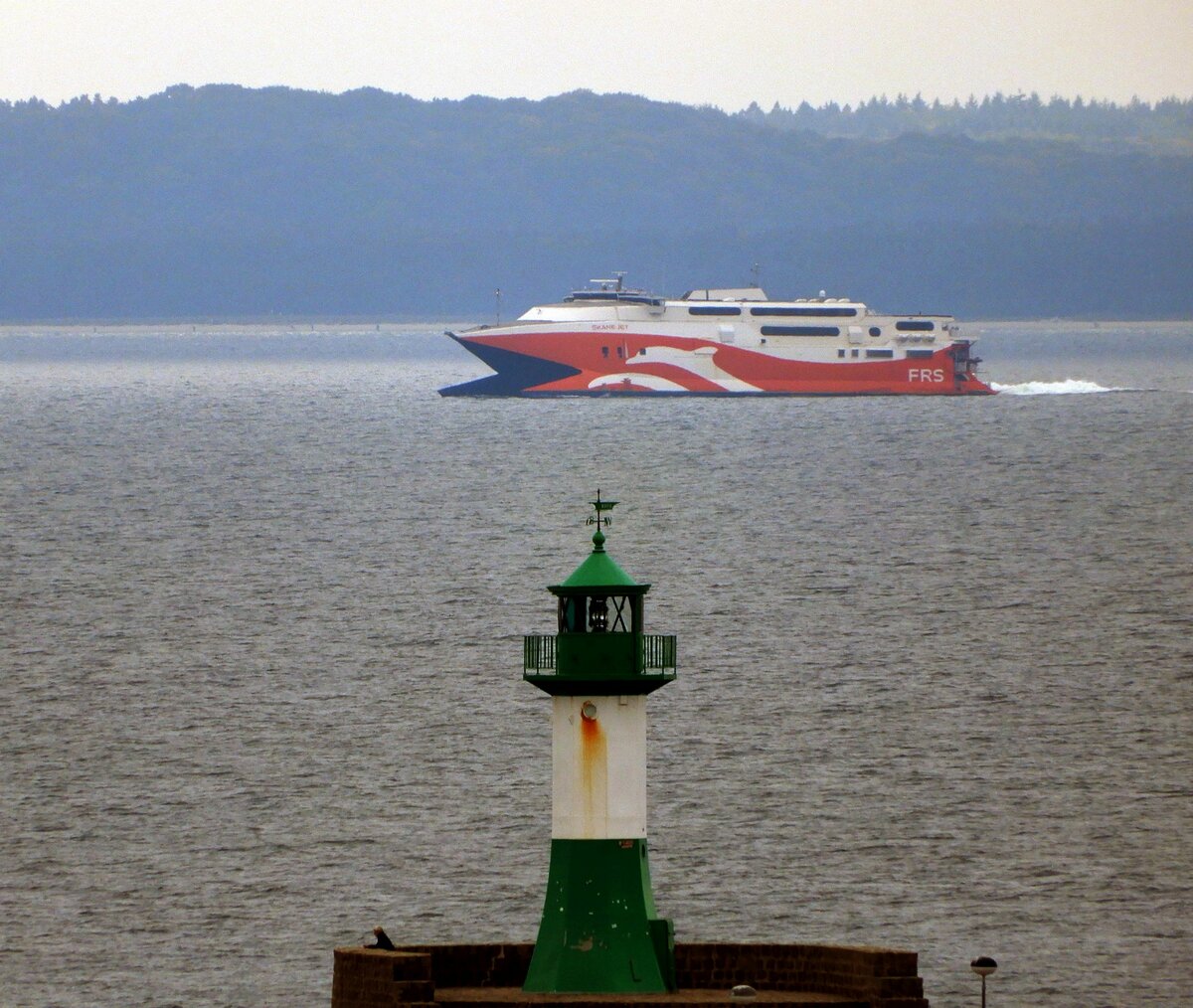 08.10.21 Fähre Skane Jet vor dem Leuchtturm Hafen Sassnitz