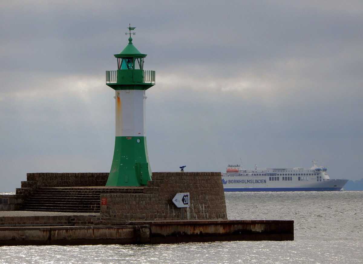 08.10.21 die Hammershus vor der Mole von Sassnitz