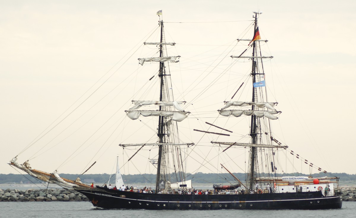 09.08.14 / die Roald Amundsen beim Auslaufen aus Warnemünde