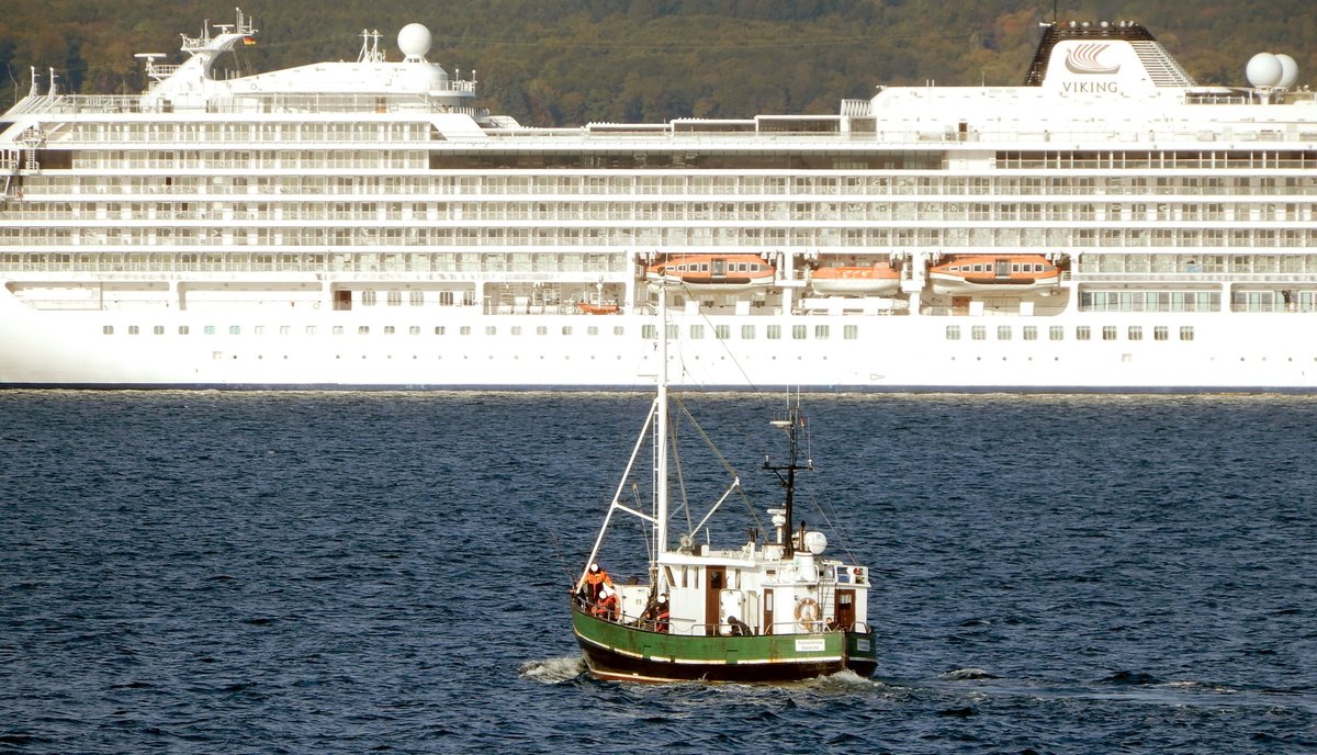 09.10.20 der 18m lange Kutter TIETVERDRIEW vor der Viking SUN vor Sassnitz