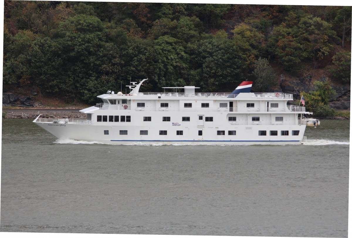 10.10.2013 Bear Mt. NY. Hudson River. Ein  American Cruise Liner  flussaufwrts.