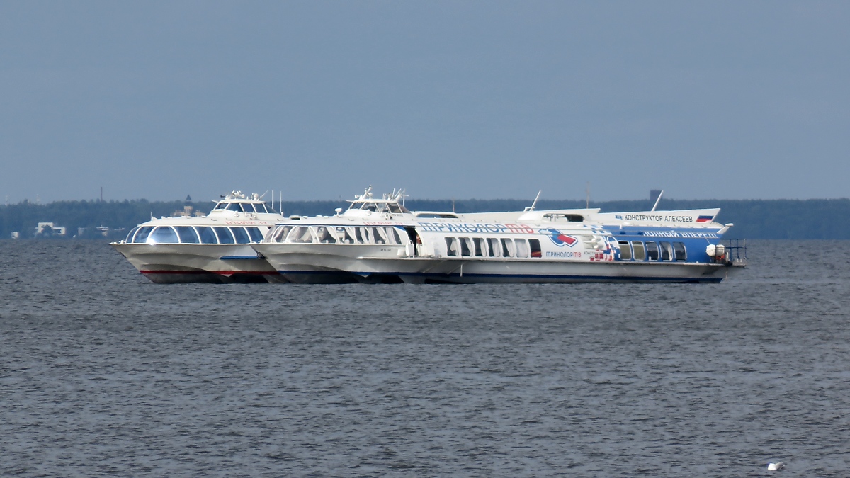 конструктор алексеев (Konstrukteur Aleksei) liegt vor dem Hafen von Peterhof, 20.8.17 