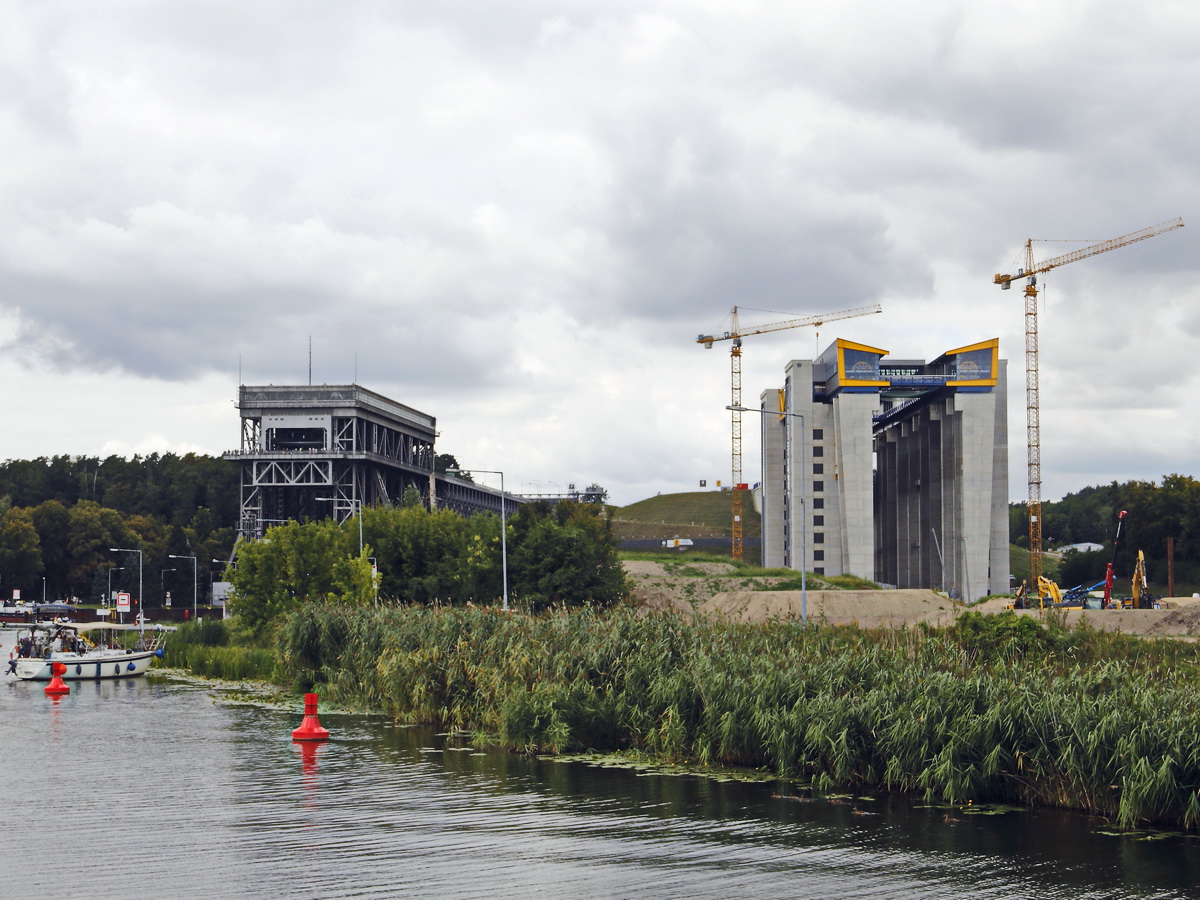 15. August 2018 Blick zum noch nicht fertiggestelltes Schiffshebewerk in Niederfinow. sowie dem noch aktiven Hebewerk.