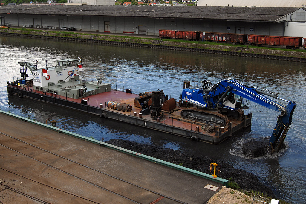 15.05 2017 Die  Wormatia  (04503950) der Firma HÜLSKENS bei Ausbaggerarbeiten im Plochinger Hafen