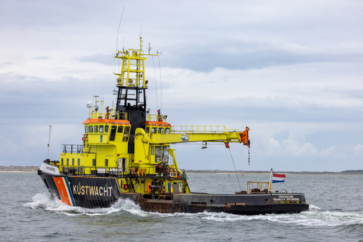 15.5.2023 Küstenwachschiff NL Terschelling unmittelbar vor dem Einlaufen auf Terschelling