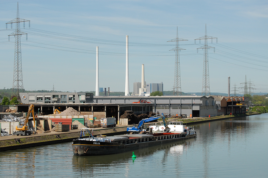 16.05.2017 Ausbaggerarbeiten im Hafen Plochingen - die  Felix  nimmt den Abraum auf,von der anderen Seite als im vorherigen Bild - mit dem Kraftwerk Altbach im Hintergrund.