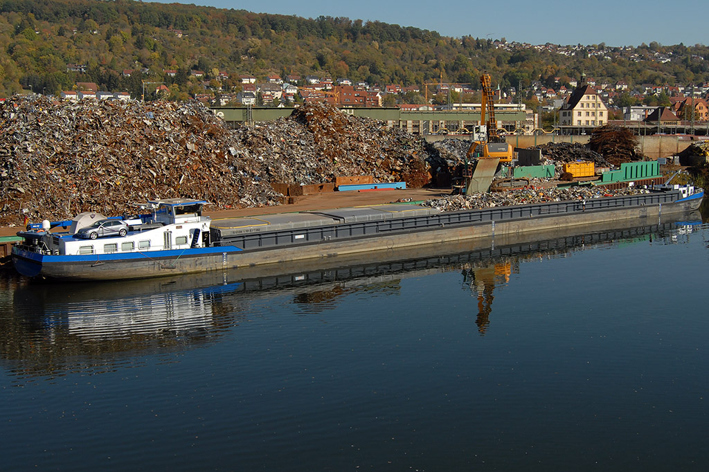 16.10.2018 QUATTRO (02321254)wird in Plochingen mit Metallschrott beladen