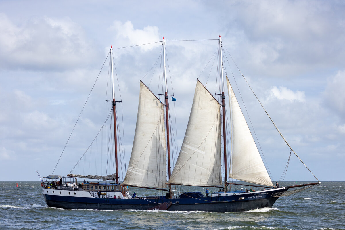 16.5.2023  Mare van Fryslan   niederländisches Dreimast-Plattbodenschiff im Wattenmeer auf der Fahrt von Texel nach Terschelling