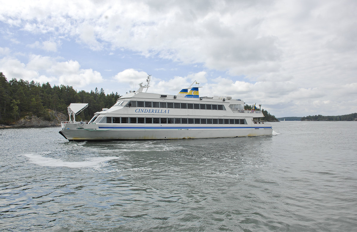 »Cinderella 1« des Fahrgastbetriebs Vaxholm Bolaget im Stockholmer Scherengarten aufgenommen. Aufnahme: 26. Juli 2017.