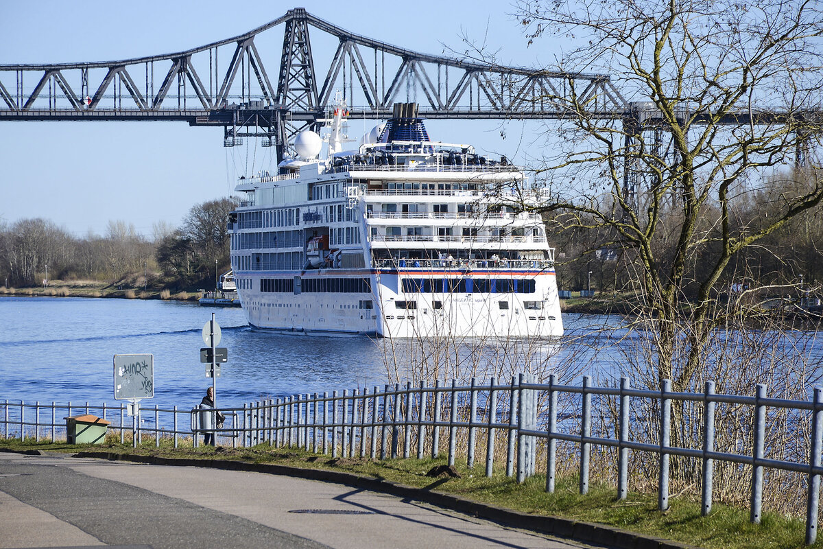 »Hanseatic Spirit« auf dem Nord-Ostsee-kanal bei Rendsburg. Indienststellung: August 2021. Eisklasse: PC6. Zodiacs: 17. Passagiere: 230, Arktis max. 199. Länge: 138 Meter. Breite: 22 Meter. Tiefgang: 5,6 Meter. Aufnhame: 7. März 2022.