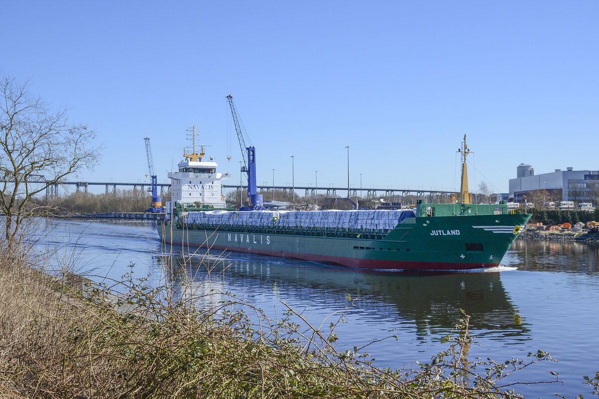 »JUTLAND«
Flagge: Zypern. Heimathafen: Limassol   Rufzeichen: 5BAN5. MMSI: 209314000. Eigentümer: Navalis Shipping GmbH & Co KG
Typ: Mehrzweck-Frachtschiff. Baujahr: 2004. IMO-Nr.: 9277345. Bauwerft:    Bodewes Scheepswerven BV. (Hoogezand) Bau-Nr.: 624. Kiellegung: 17.06.02. Aufschwimmen: 31.10.03   Ablieferung: 22.07.04. Rumpf erbaut bei: Zaliv Shipyard (Kerch) 
BRZ 5.057   NRZ 2.681   Tragfähigkeit (tdw): 7.750
Länge ü.a. (m): 119,98   Breite (m): 15,20   Tiefgang (m): 7,05. Ladefähigkeit: 373 TEU 1x60t, 1x34t K .Besatzung: 12 Mann. Antrieb:   1 Dieselmotor 'Caterpillar-MaK' 8 Zylinder ( 8M32 ). Leistung: 3.840 KW.  Schrauben: 1. Geschwindigkeit: 14,5 Knoten.
Aufnahme: 7. März 2022.